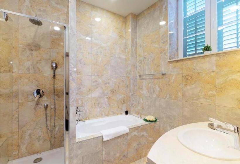 سوییت لوکس, Historic Boutique Hotel Cattaro