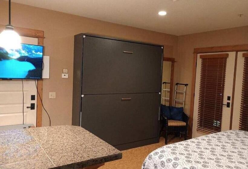 スーペリアスタジオ, Morning Star Lodge Hosted By Linda