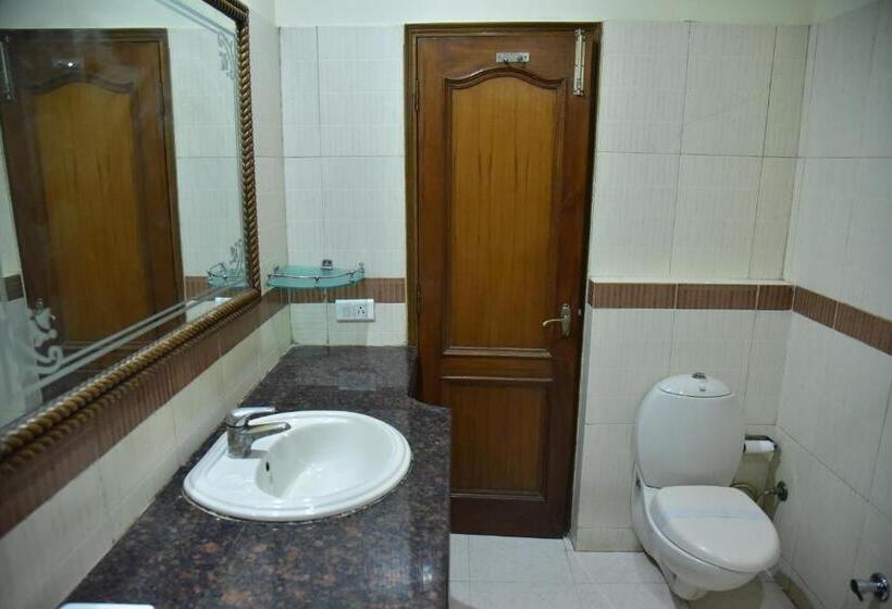 デラックストリプルルーム, Sanjog International