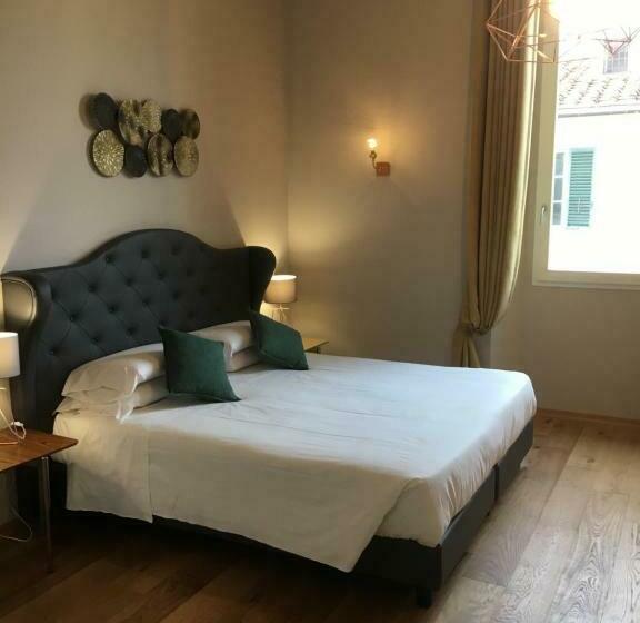 اتاق لوکس با چشم‌انداز شهر, St. James