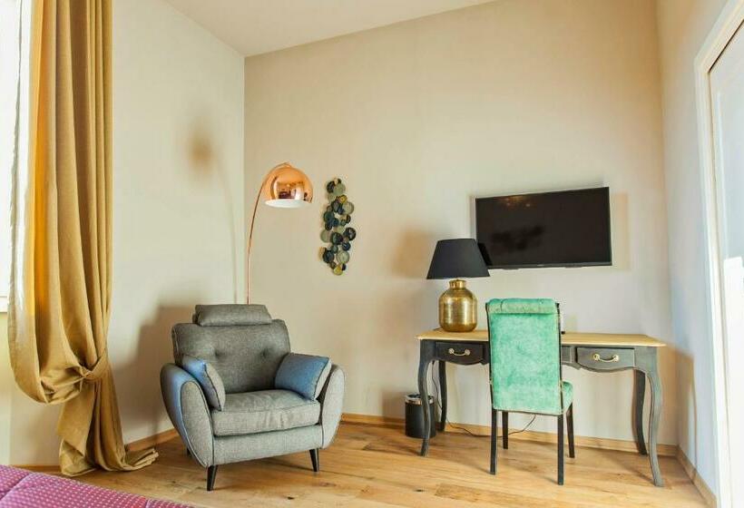 اتاق لوکس با چشم‌انداز شهر, St. James