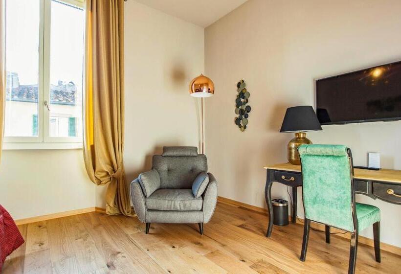 اتاق لوکس با چشم‌انداز شهر, St. James