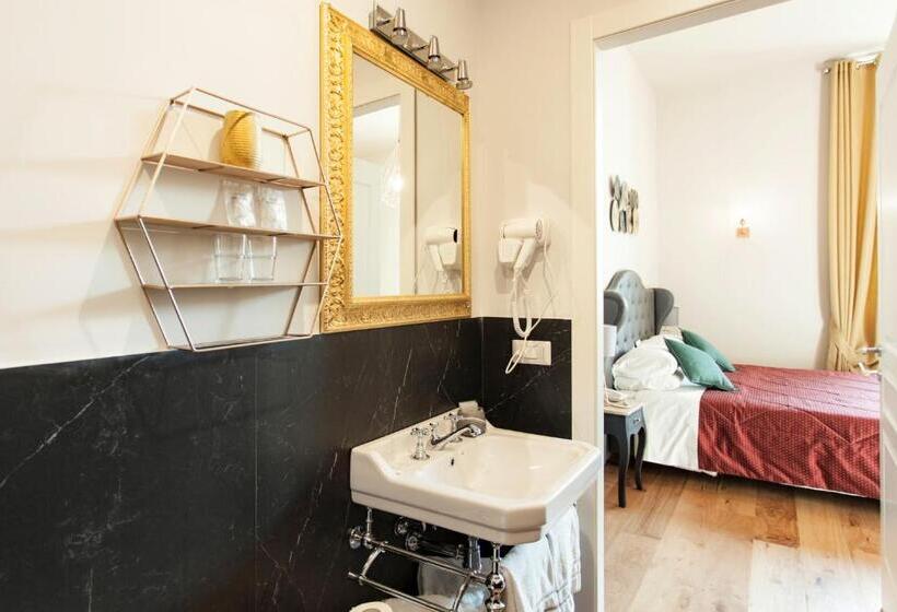 اتاق لوکس با چشم‌انداز شهر, St. James