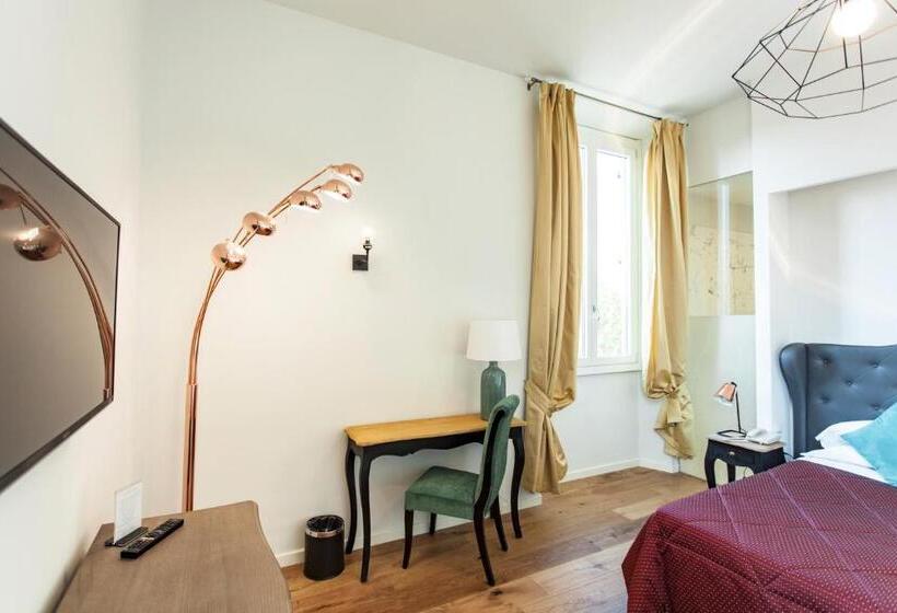 اتاق لوکس با چشم‌انداز شهر, St. James