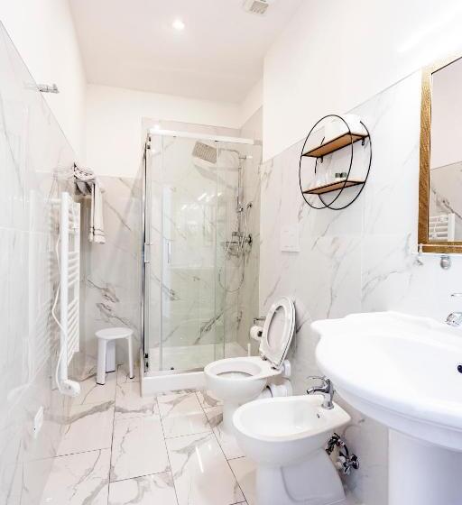 اتاق لوکس با چشم‌انداز شهر, St. James