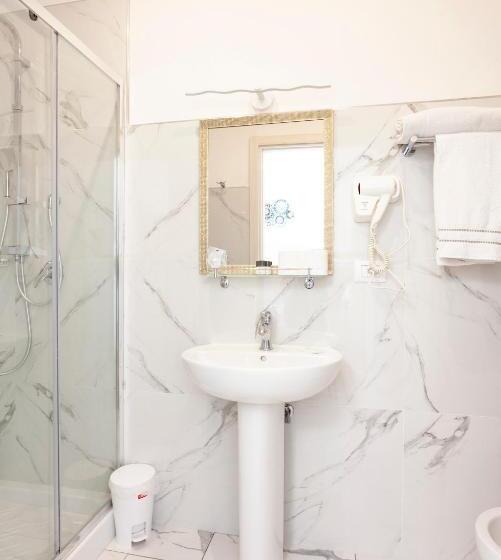 اتاق لوکس با چشم‌انداز شهر, St. James