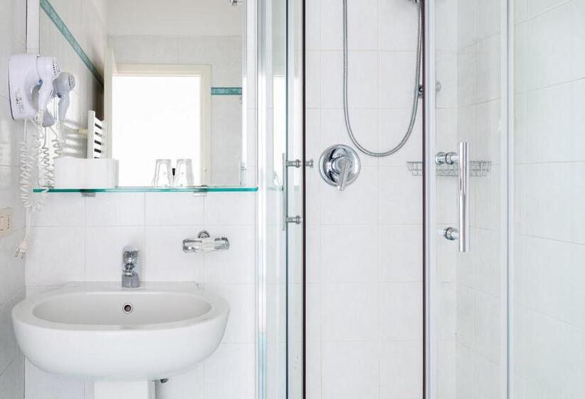 اتاق سوپریور سه تخته, St. James