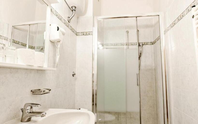 اتاق استاندارد سه نفره, St. James