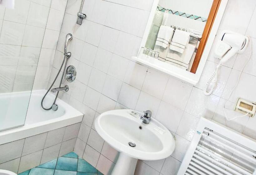 اتاق استاندارد سه نفره, St. James