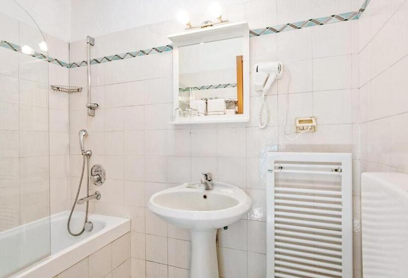 اتاق استاندارد چهار تخته, St. James