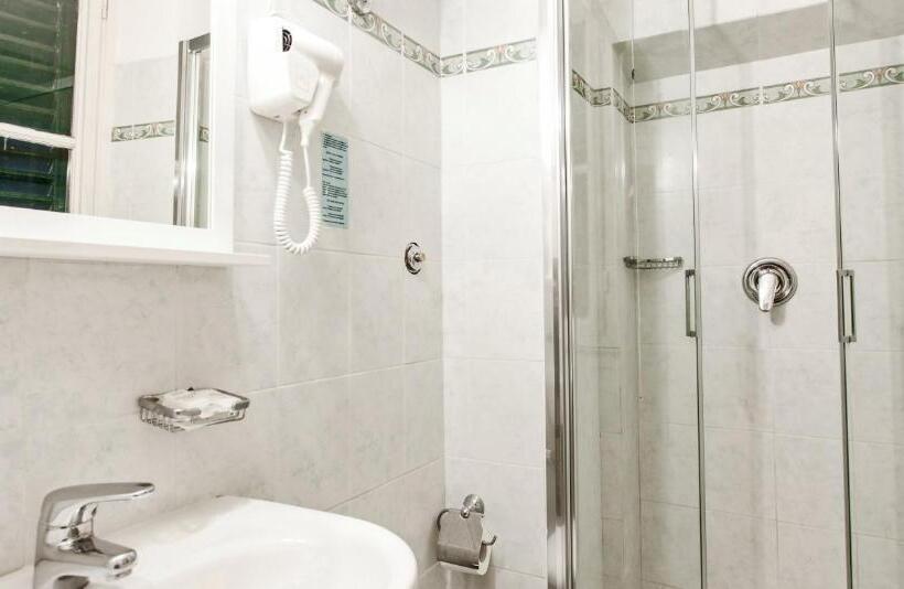 اتاق استاندارد چهار تخته, St. James