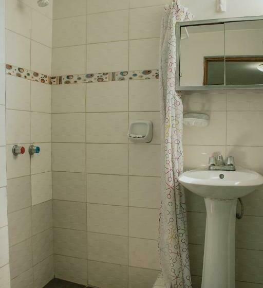 غرفة قياسية, ˈs Acolla