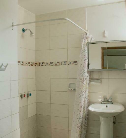 غرفة قياسية, ˈs Acolla