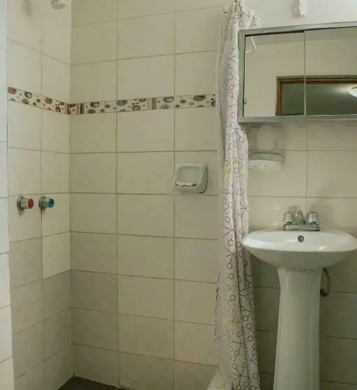 اتاق خانوادگی, ˈs Acolla