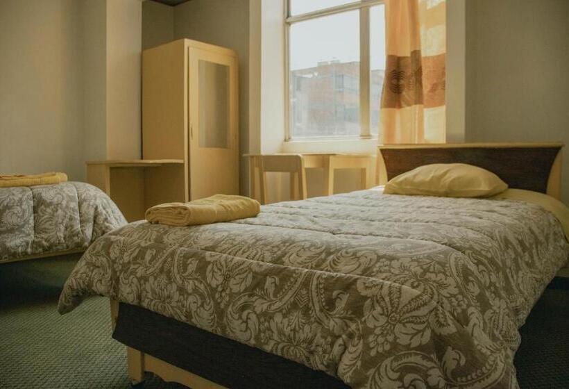 غرفة عائلية, ˈs Acolla