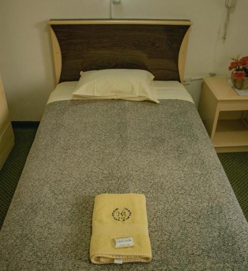 غرفة قياسية, ˈs Acolla