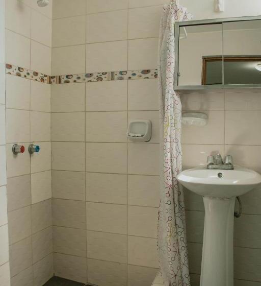 غرفة قياسية ثلاثية, ˈs Acolla