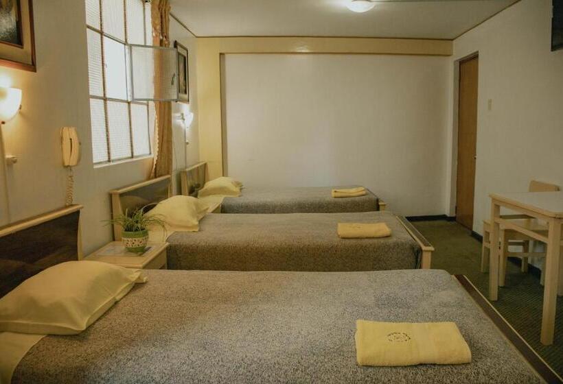 غرفة قياسية ثلاثية, ˈs Acolla