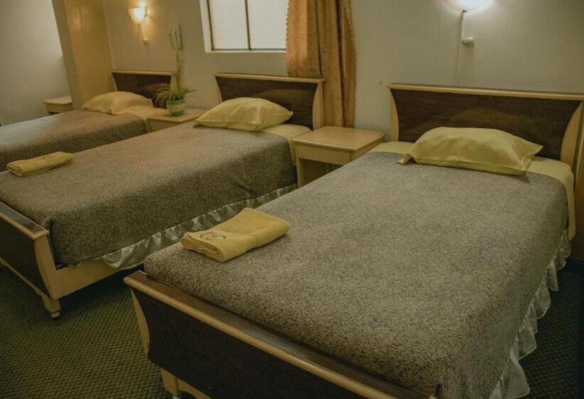 غرفة قياسية ثلاثية, ˈs Acolla