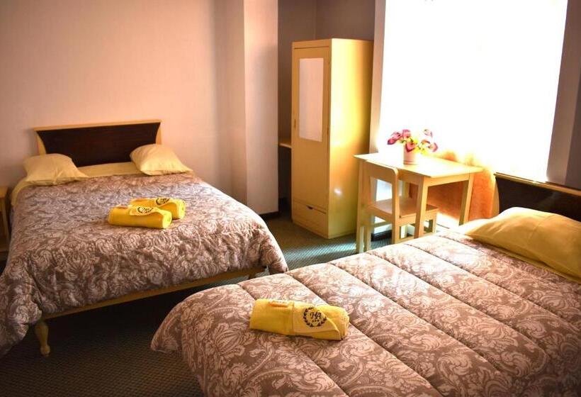 غرفة عائلية, ˈs Acolla