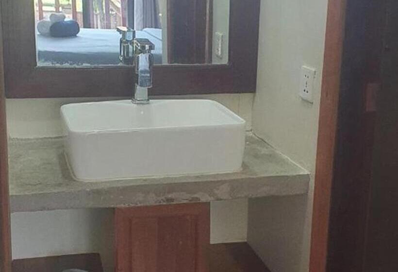 اتاق استاندارد با تخت بزرگ, Three Little Birds