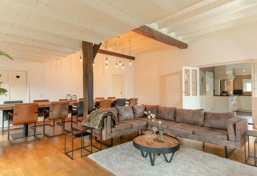 带4个卧室的公寓, Luxurious Holiday Farm 8 People