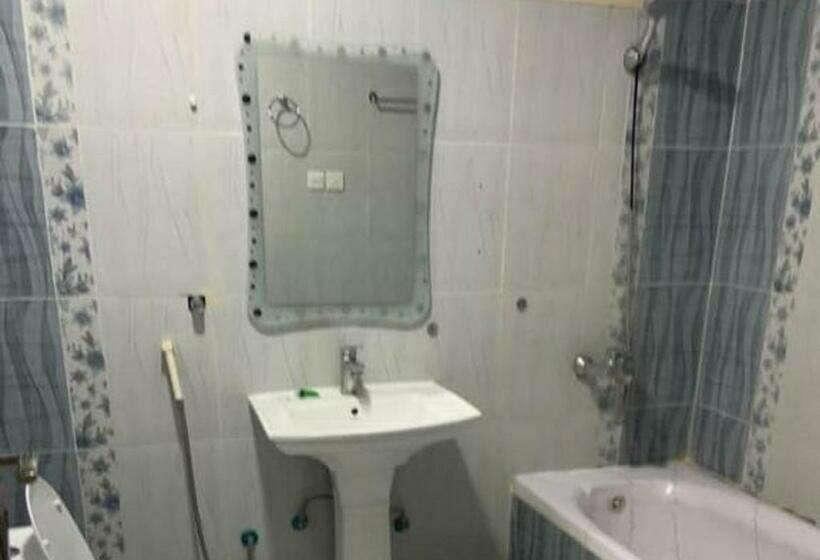 キングサイズベッドのスタンダードルーム, فندق لمسات نجران