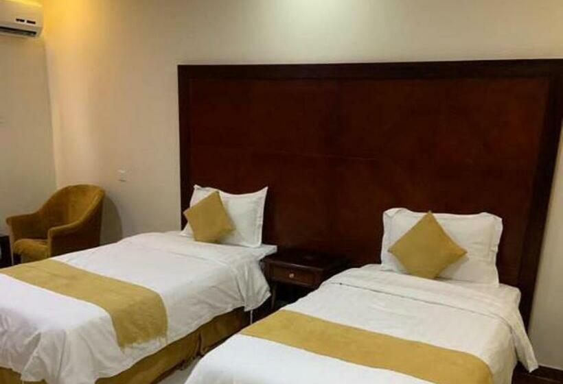 キングサイズベッドのスタンダードルーム, فندق لمسات نجران