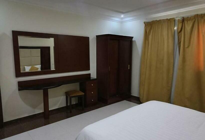 キングサイズベッドのスタンダードルーム, فندق لمسات نجران