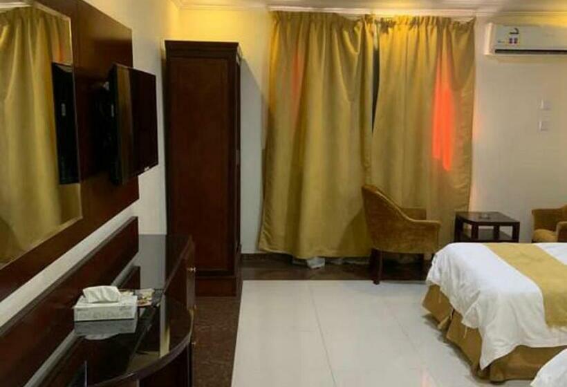 キングサイズベッドのスタンダードルーム, فندق لمسات نجران