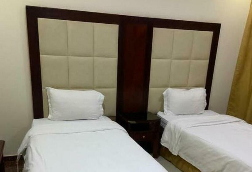 キングサイズベッドのスタンダードルーム, فندق لمسات نجران