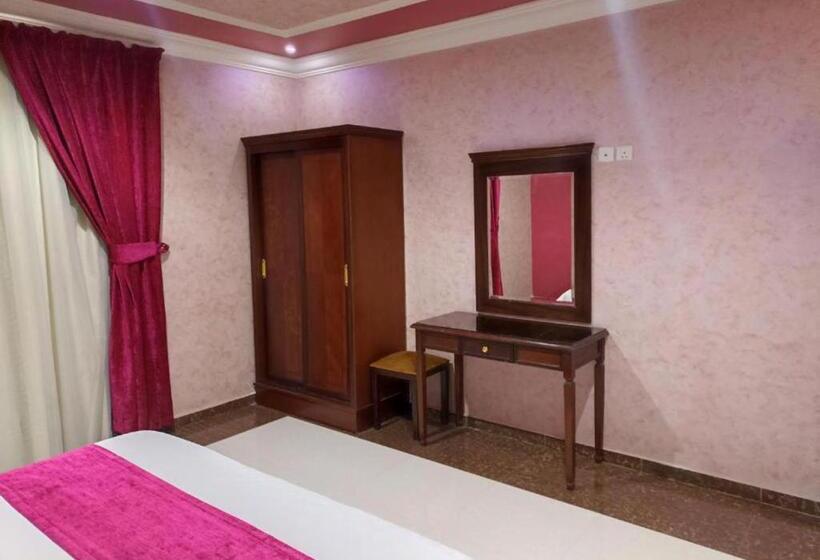 キングサイズベッドのスタンダードルーム, فندق لمسات نجران