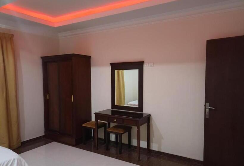 キングサイズベッドのスタンダードルーム, فندق لمسات نجران