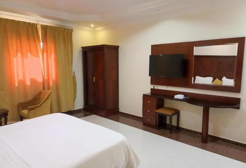 キングサイズベッドのスタンダードルーム, فندق لمسات نجران