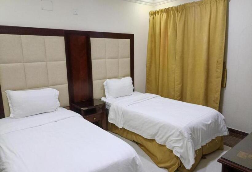 キングサイズベッドのスタンダードルーム, فندق لمسات نجران