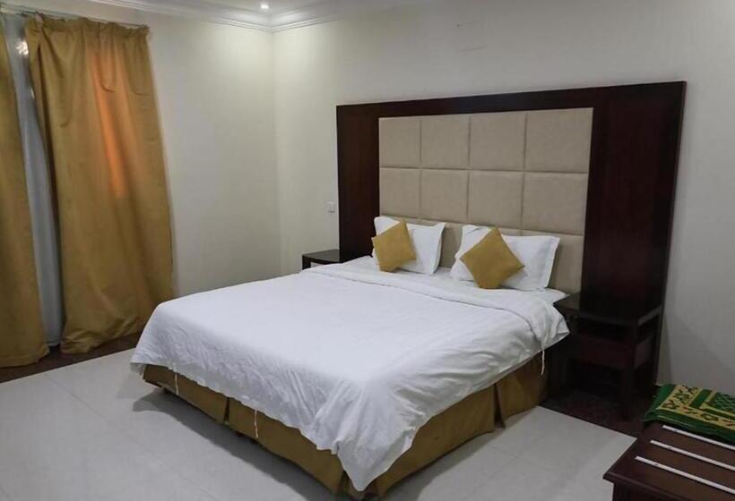 キングサイズベッドのスタンダードルーム, فندق لمسات نجران