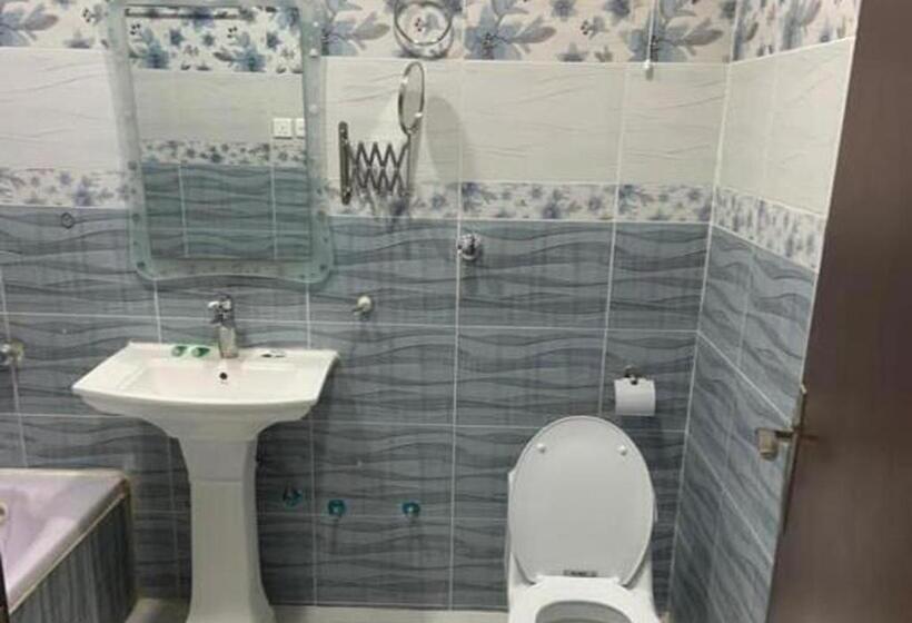 キングサイズベッドのスタンダードルーム, فندق لمسات نجران