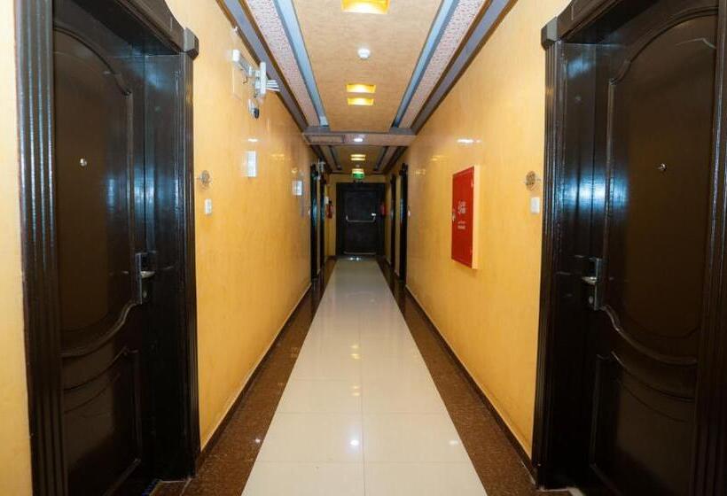 キングサイズベッドのスタンダードルーム, فندق لمسات نجران