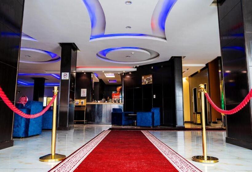 キングサイズベッドのスタンダードルーム, فندق لمسات نجران