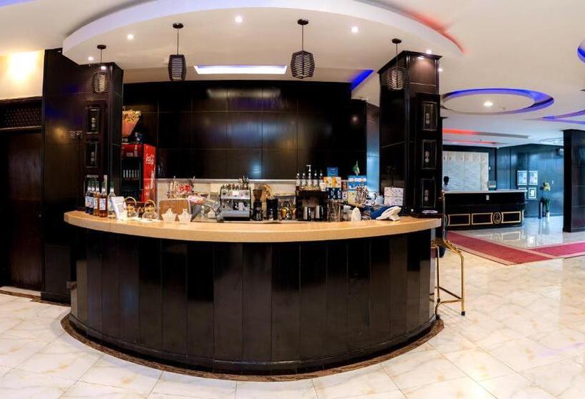 キングサイズベッドのスタンダードルーム, فندق لمسات نجران