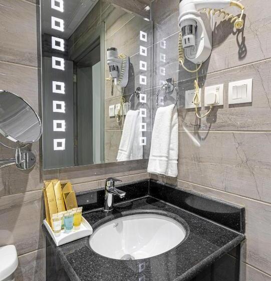 سوییت جونیور لوکس, فندق دان لاونج