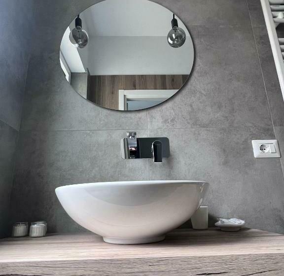 اتاق استاندارد سه نفره, The Pellis