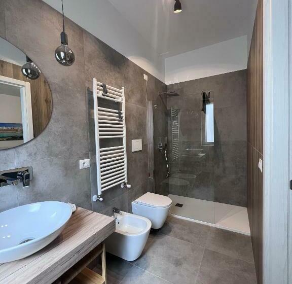 اتاق استاندارد سه نفره, The Pellis