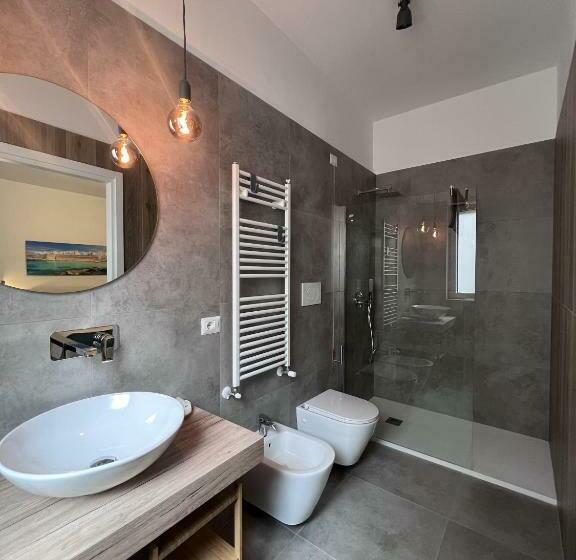 اتاق استاندارد سه نفره, The Pellis