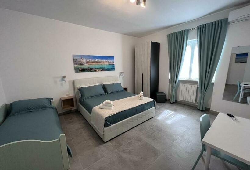 اتاق استاندارد سه نفره, The Pellis