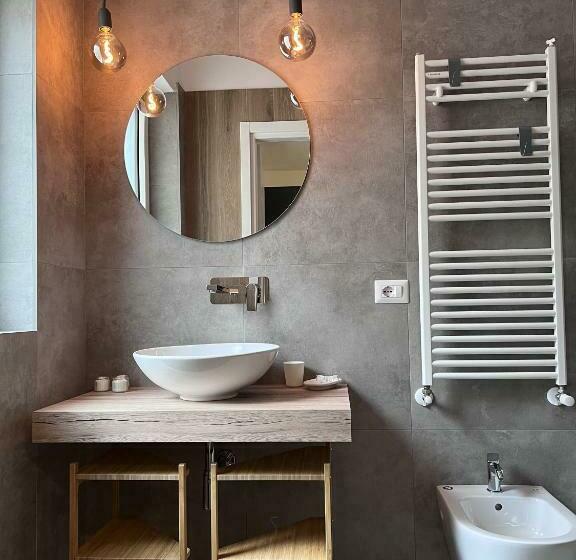 اتاق استاندارد سه نفره, The Pellis