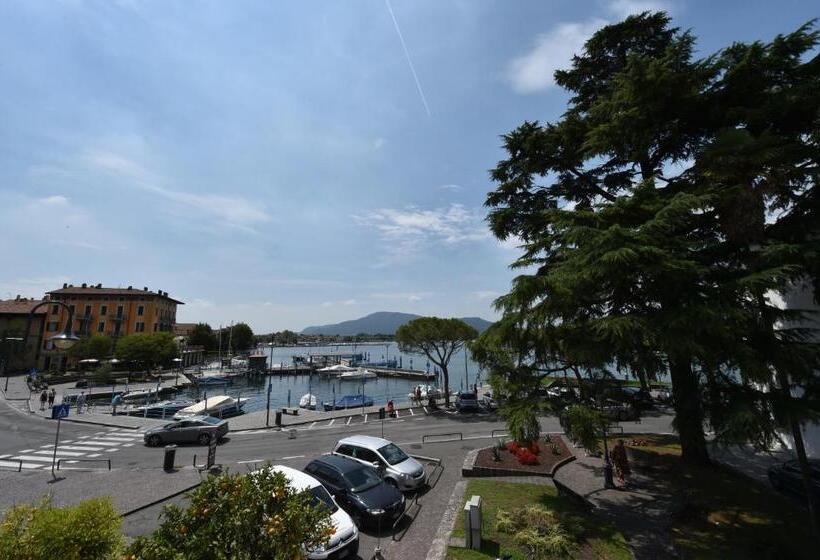 חדר סטנדרט עם מרפסת, Ambra Hotel   The Only Central Lakeside Hotel In Iseo