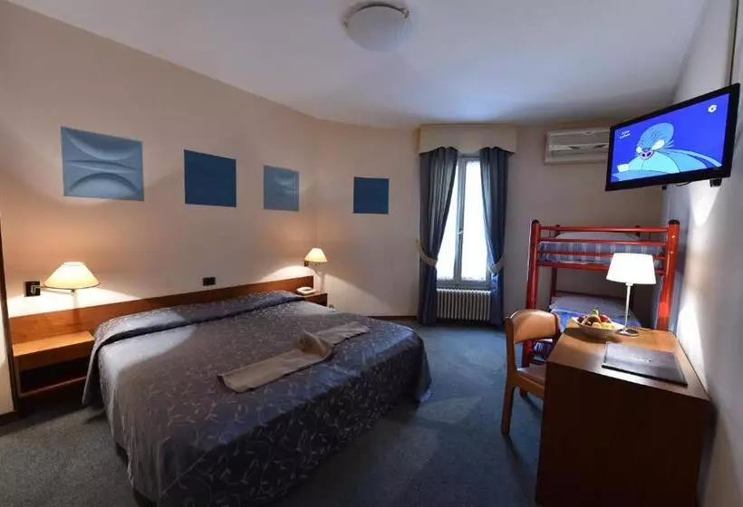 Standard Neljän Hengen Huone, Ambra Hotel The Only Central Lakeside Hotel In Iseo