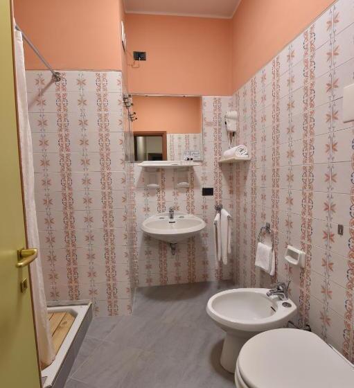 חדר סטנדרט לארבעה, Ambra Hotel   The Only Central Lakeside Hotel In Iseo