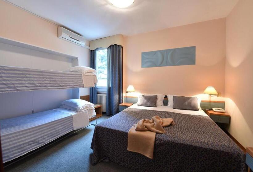 חדר סטנדרט לארבעה, Ambra Hotel   The Only Central Lakeside Hotel In Iseo